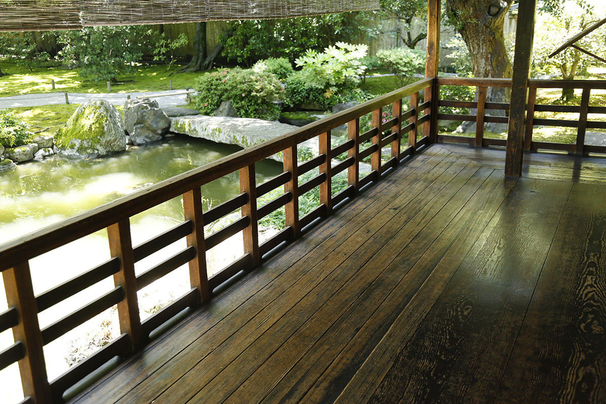 2階の外回りには、縁高欄という手すりが施されています