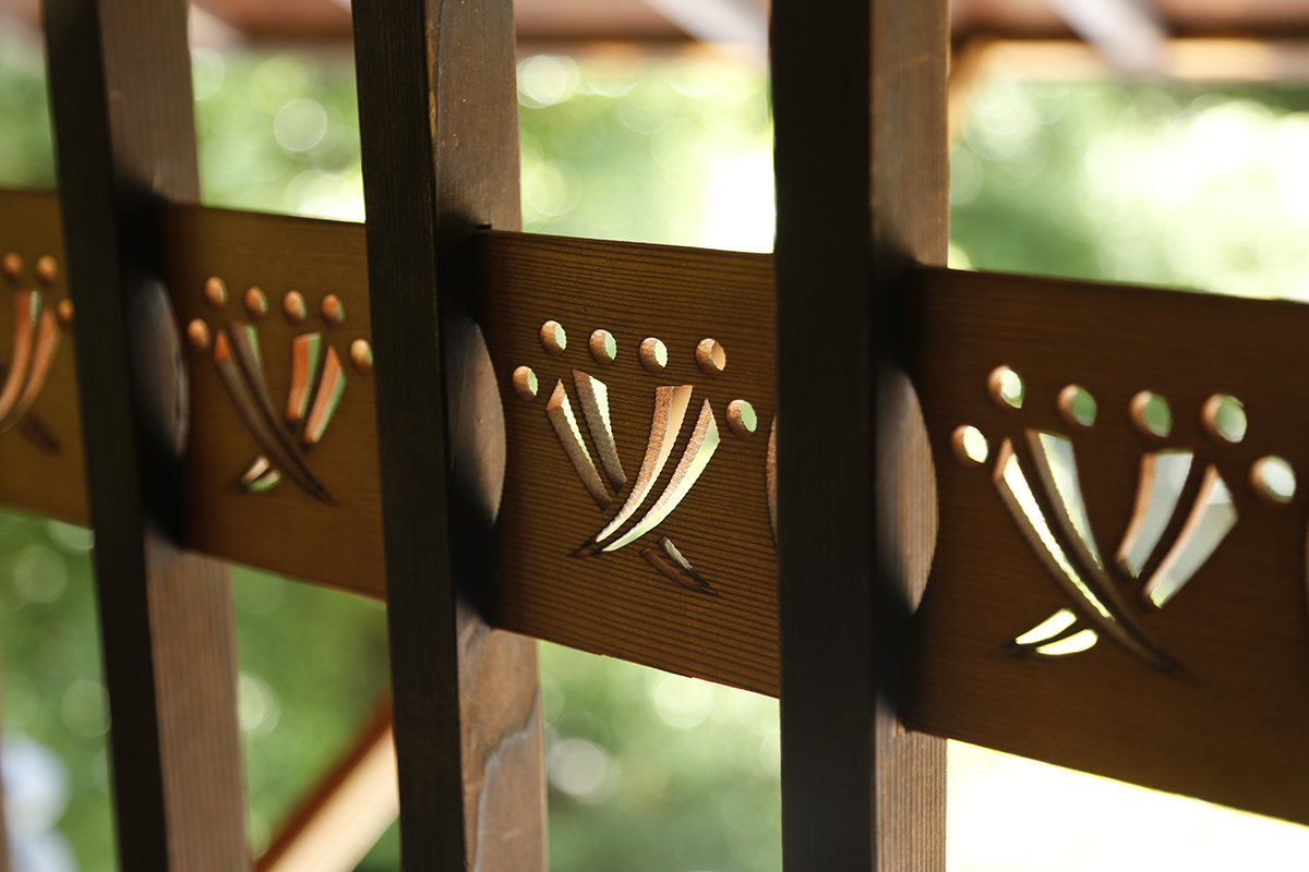 2階の格子に刻まれた、丁子七宝模様