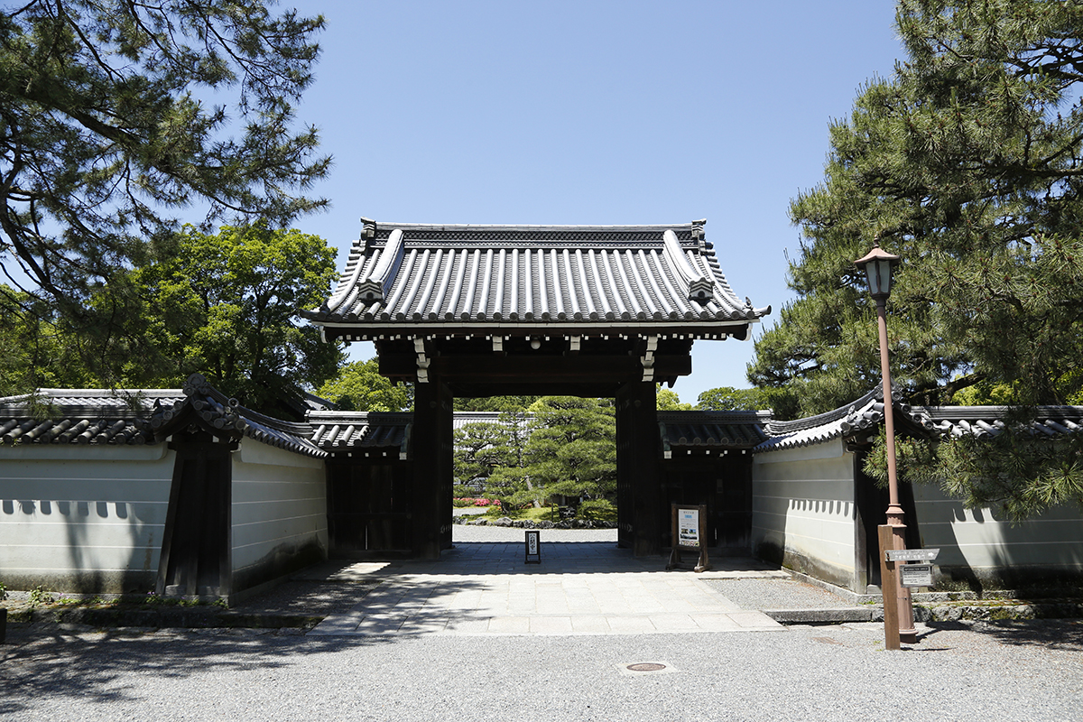 敷地内へは東門