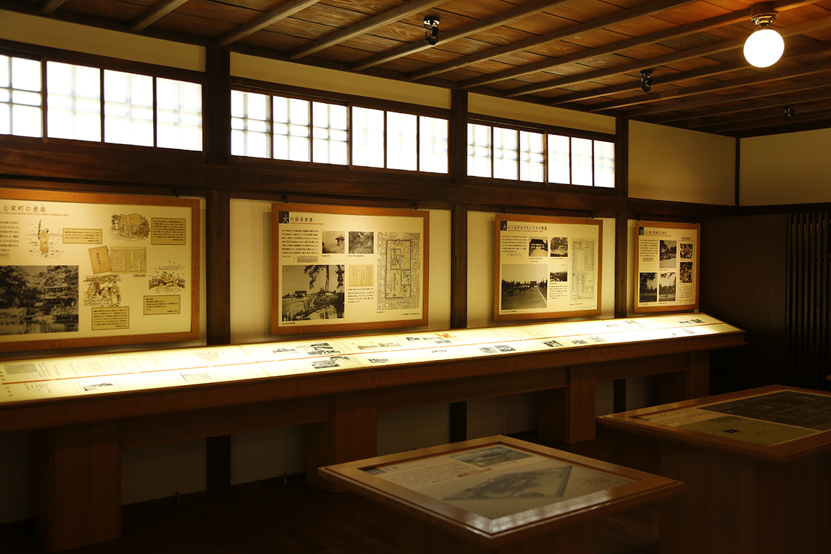 写真絵図などのパネルでわかりやすく展示