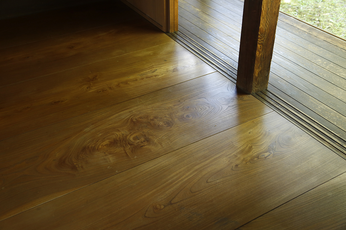 日々磨かれツヤのある幅の広いケヤキの床板