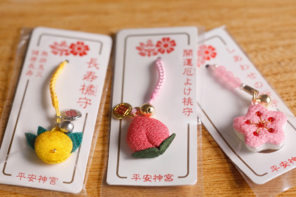 桃や橘、桜のかわいいお守り