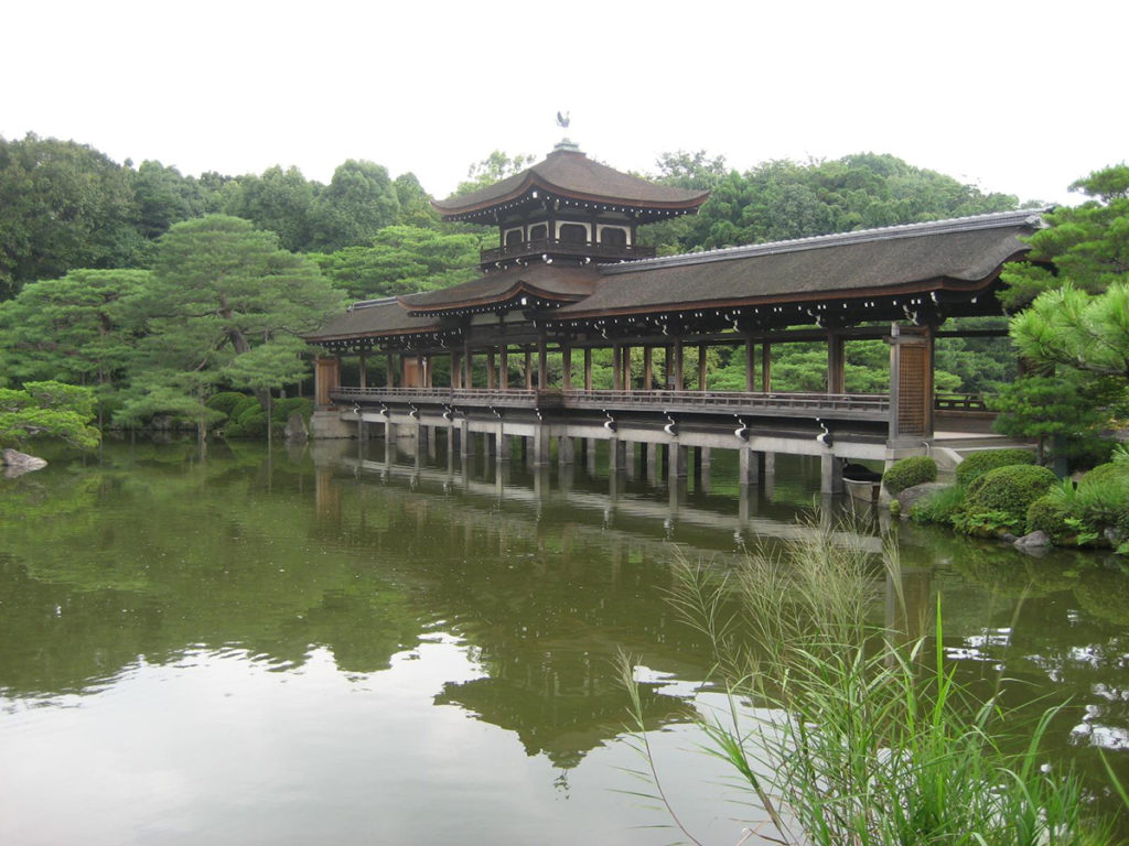 東神苑にある泰平閣は栖鳳池に架けられた橋殿
