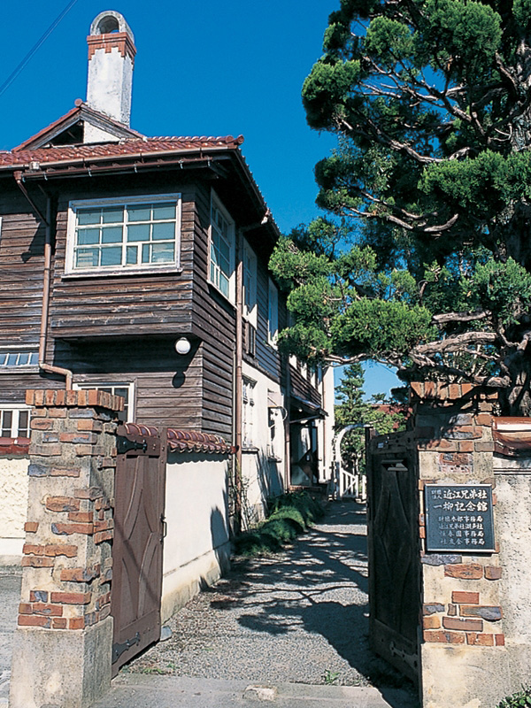 ヴォーリズ記念館（事前予約制、不定休※12月〜1月15日は休館、入館料300円※高校生以下無料)