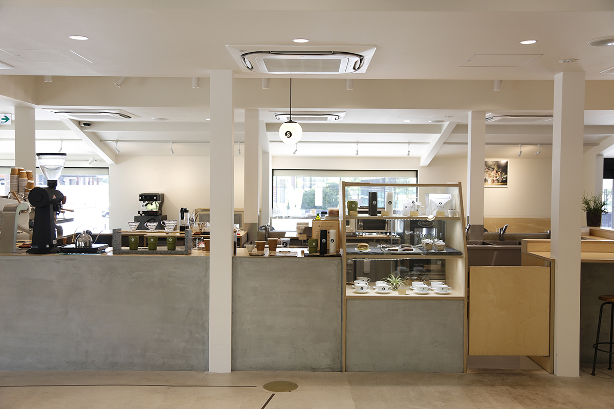 大きな窓から外の光を取り込んだ明るい店内