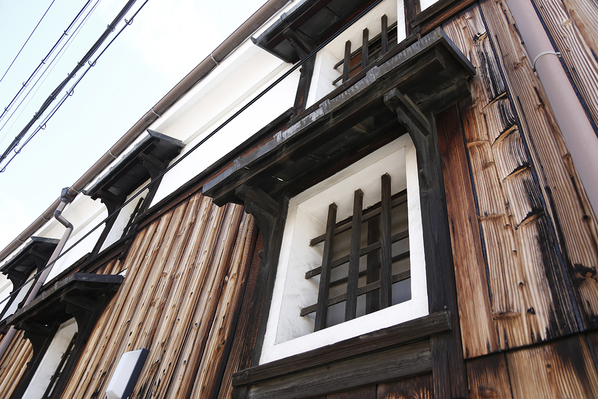 切妻屋根の白壁土蔵が軒を連ねます