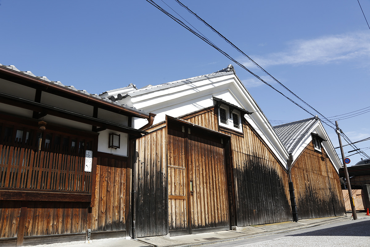 古い酒蔵が軒を連ね情緒ある景色が広がります