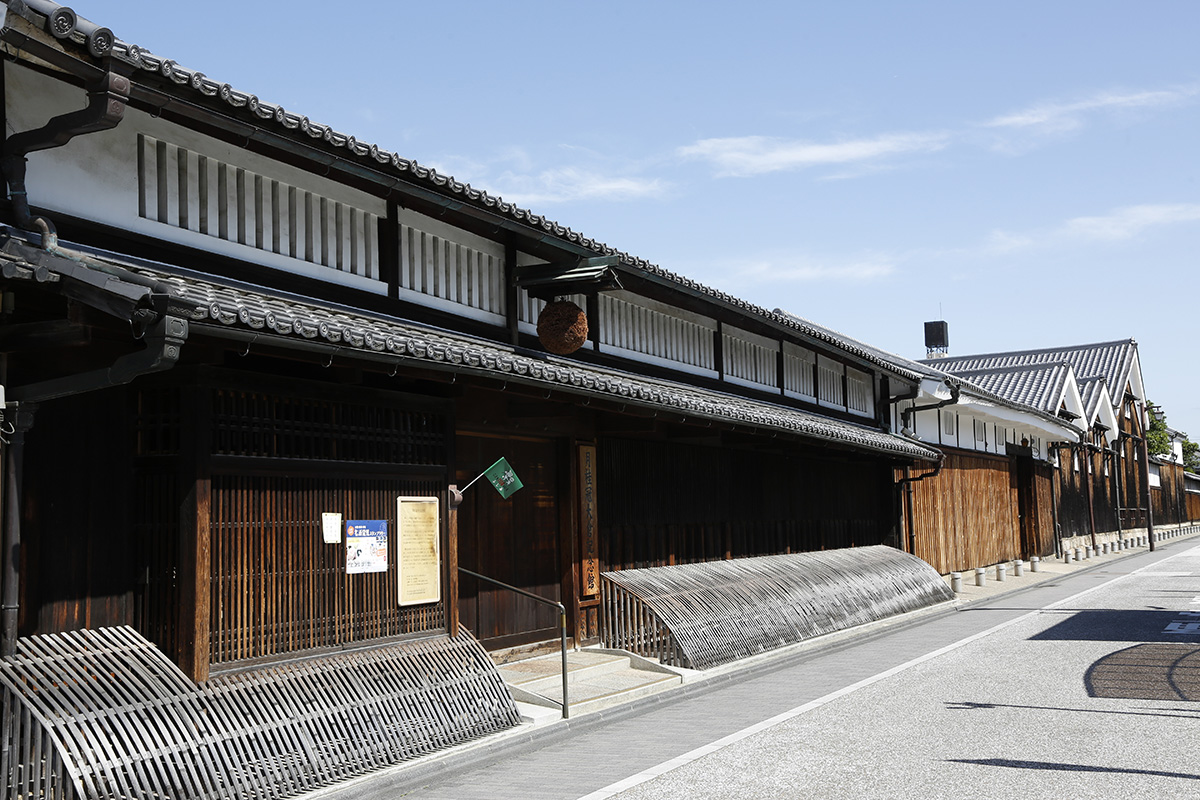 月桂冠大倉記念館。竹や木材を編んで犬よけにした犬矢来も残ります