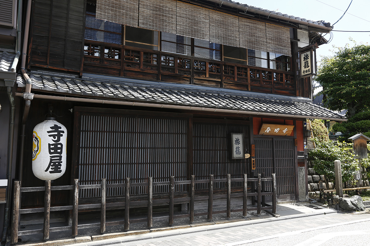 現在も旅籠として営業している寺田屋