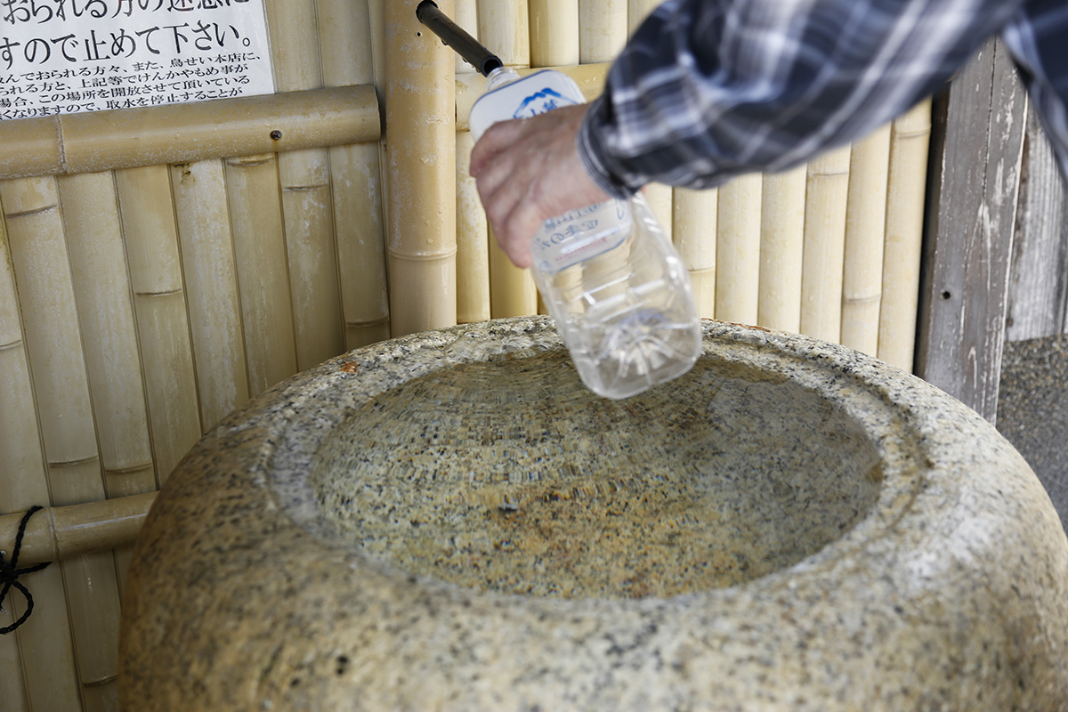 「白菊水」を汲んで持ち帰る地元の人の姿も