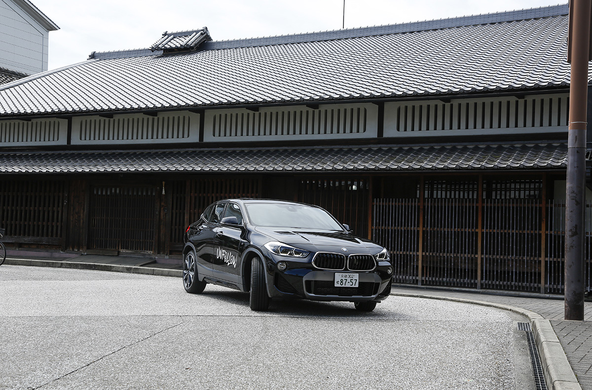 酒蔵群の中を車で走る