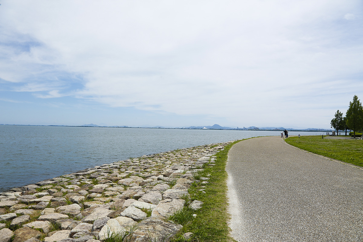 湖畔の遊歩道をぶらり歩いてみるのもいい