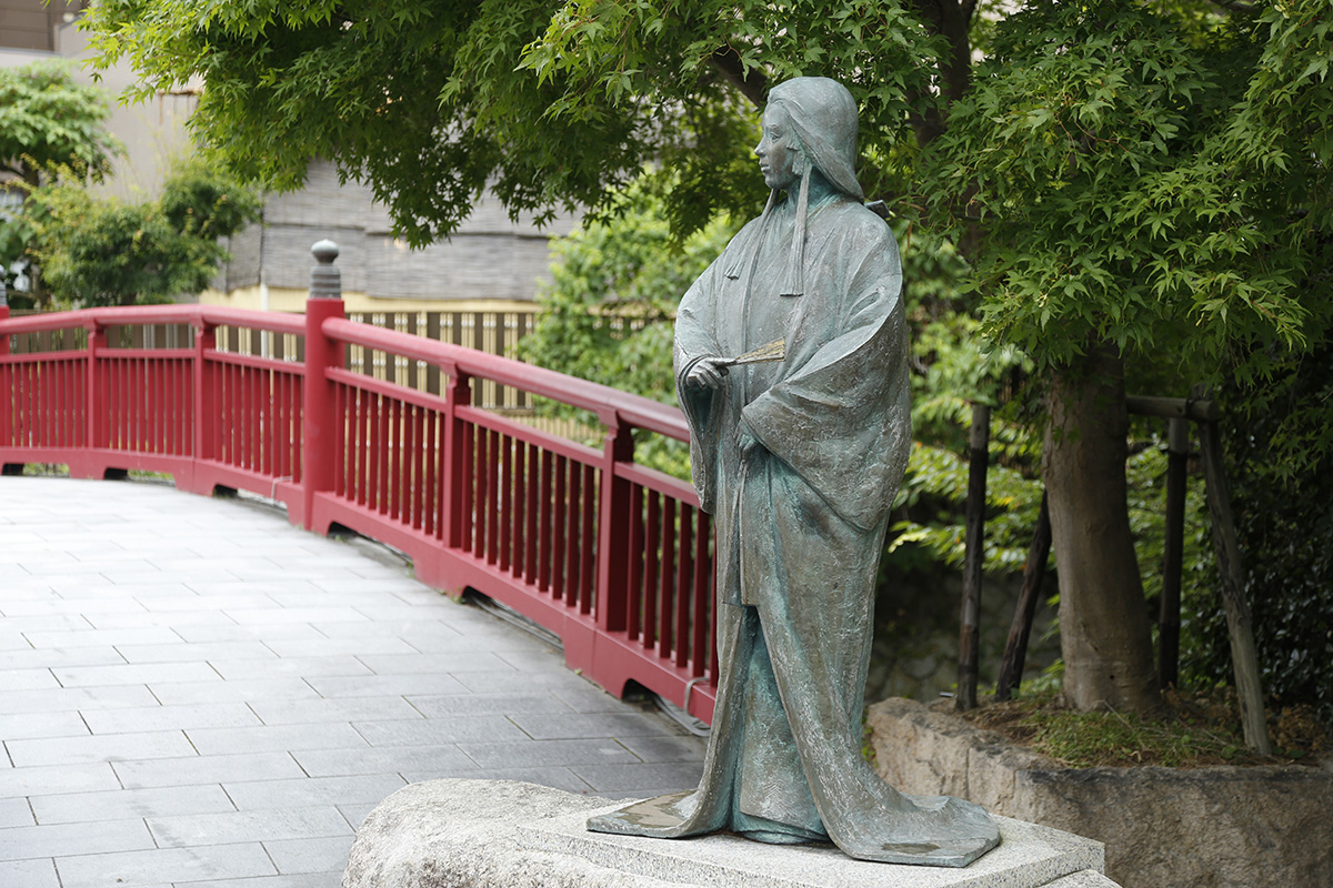 温泉街を流れる有馬川にかかる、ねね橋のねね像