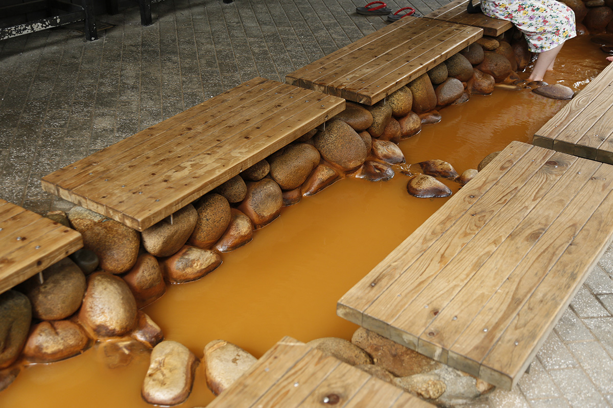 公衆浴場の前には無料の足湯もあり、気軽に楽しめます