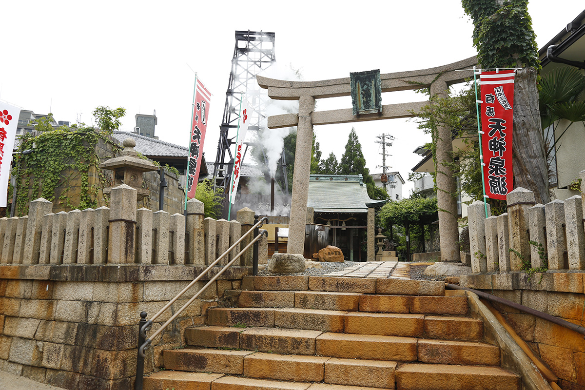 温泉坂を上ったところにある「有馬天神社」