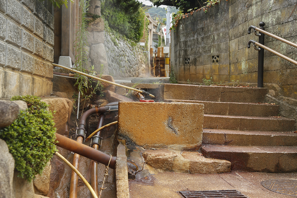 泉源近くの路地は、金泉成分が酸化したためか赤茶色に変色しています