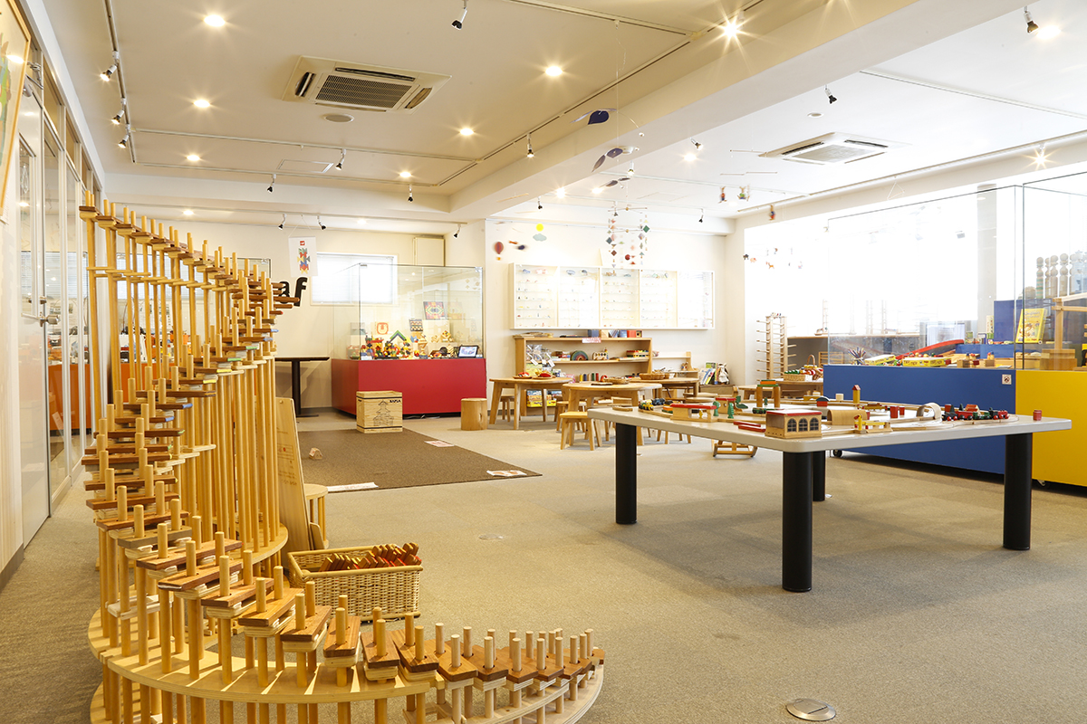 広々とした空間にヨーロッパを中心とした玩具がずらり