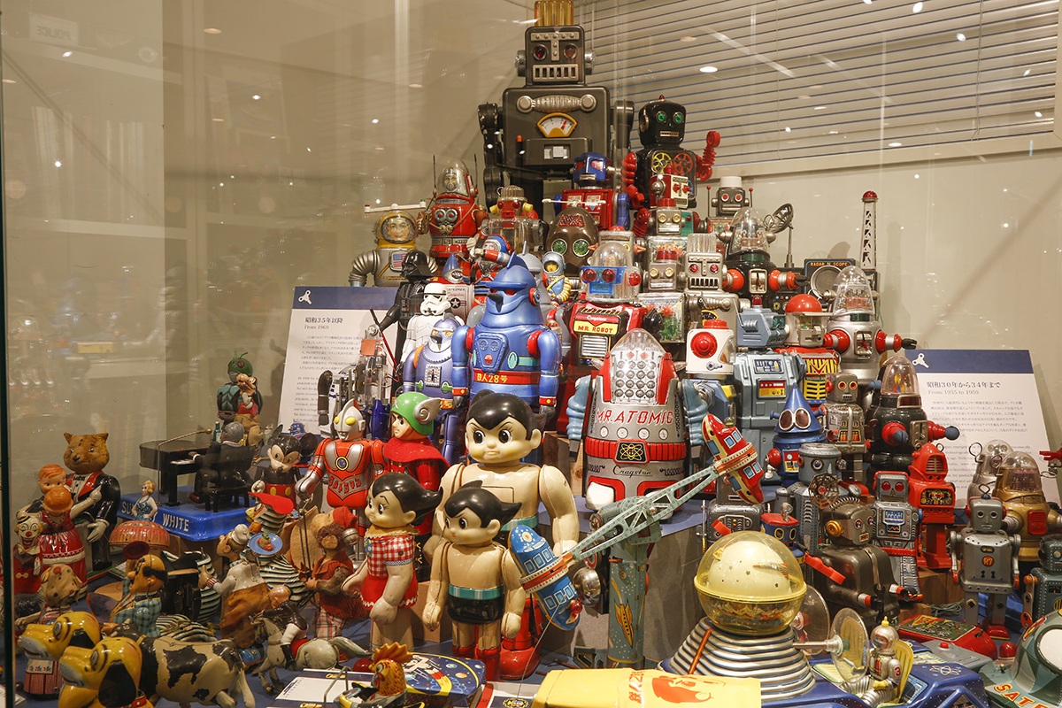 一堂に会したブリキ玩具の中には、見覚えのあるキャラクターも