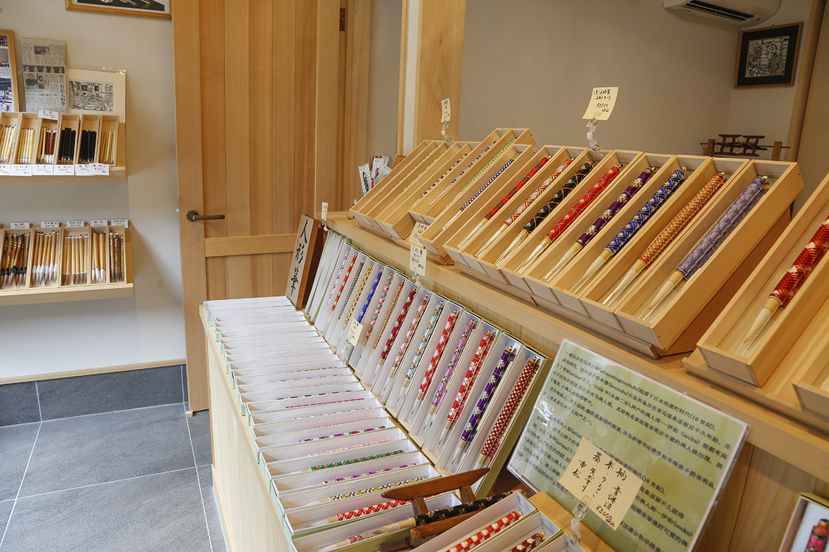 店内には色とりどりの筆が並びます