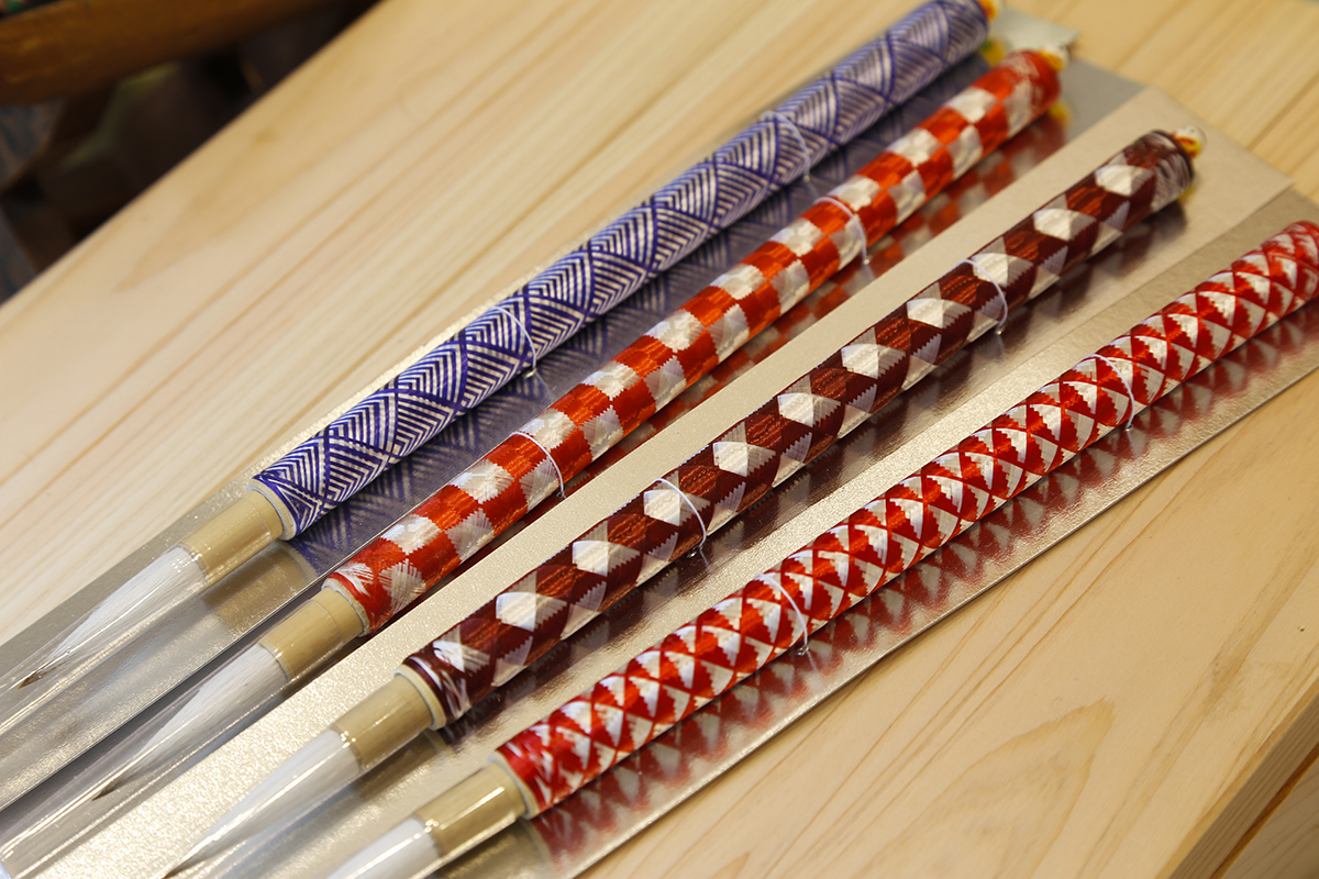 「市松」、「矢絣」、「青海波」、「うろこ」の４種類の基本柄を応用して模様を描きます