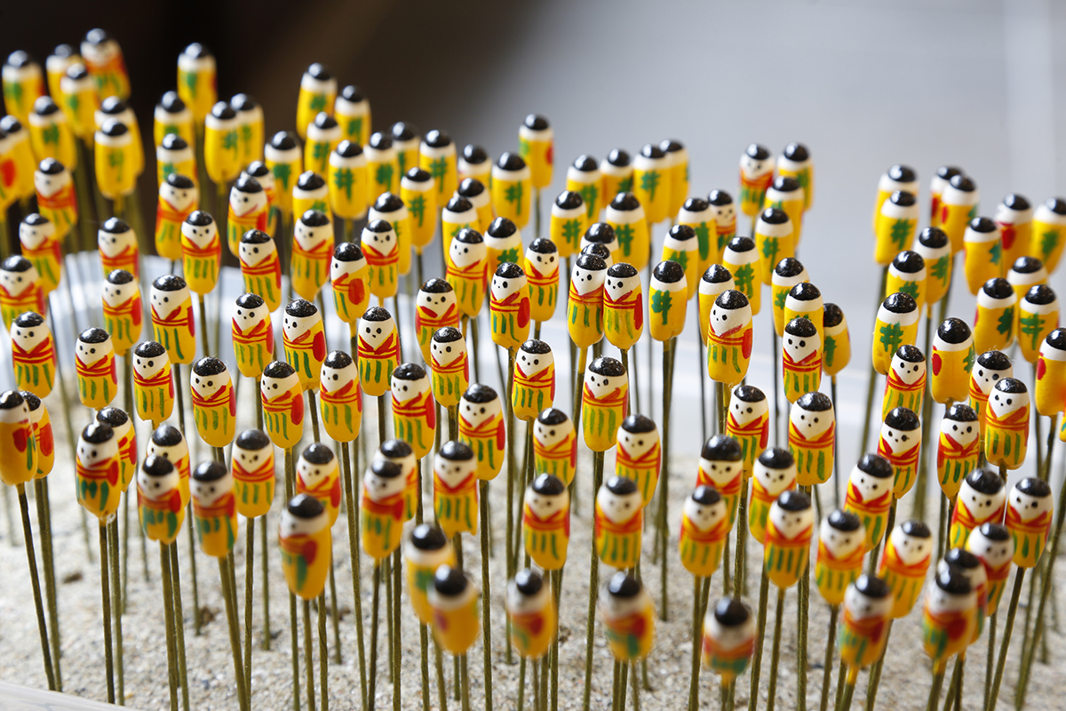 筆を起こすと顔を出す小さなお人形