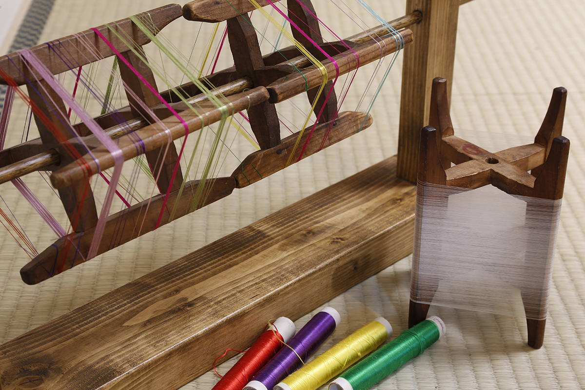 日本刺繍の絹の平糸を使います