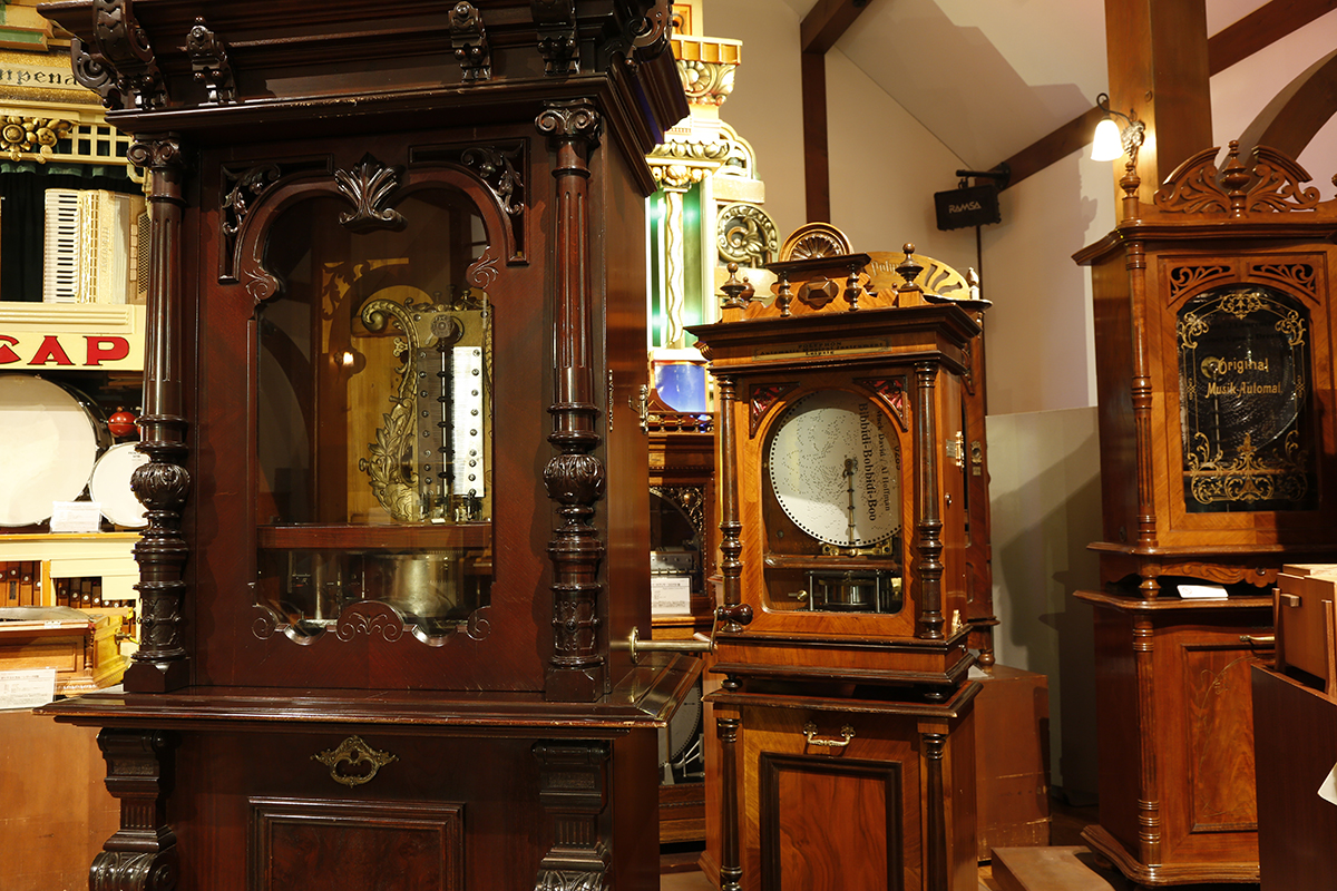 2階のコンサート展示室内には様々なアンティーク・オルゴールなどの自動演奏楽器が並びます