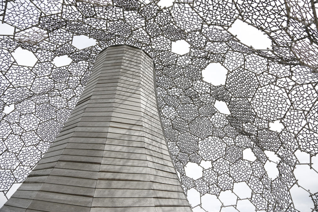 密に組まれたヒノキのフレーム「枝葉」