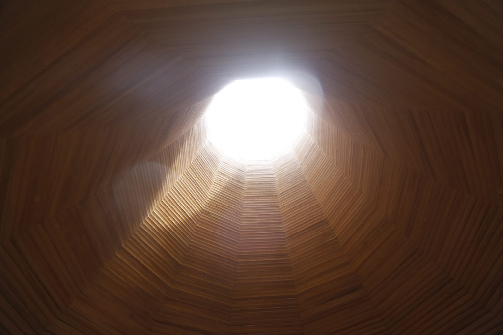 天井から風室内部へと太陽の光が注ぎます