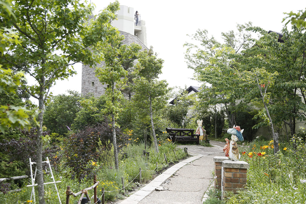 英国調の緑豊かなガーデンが周囲の自然と調和します