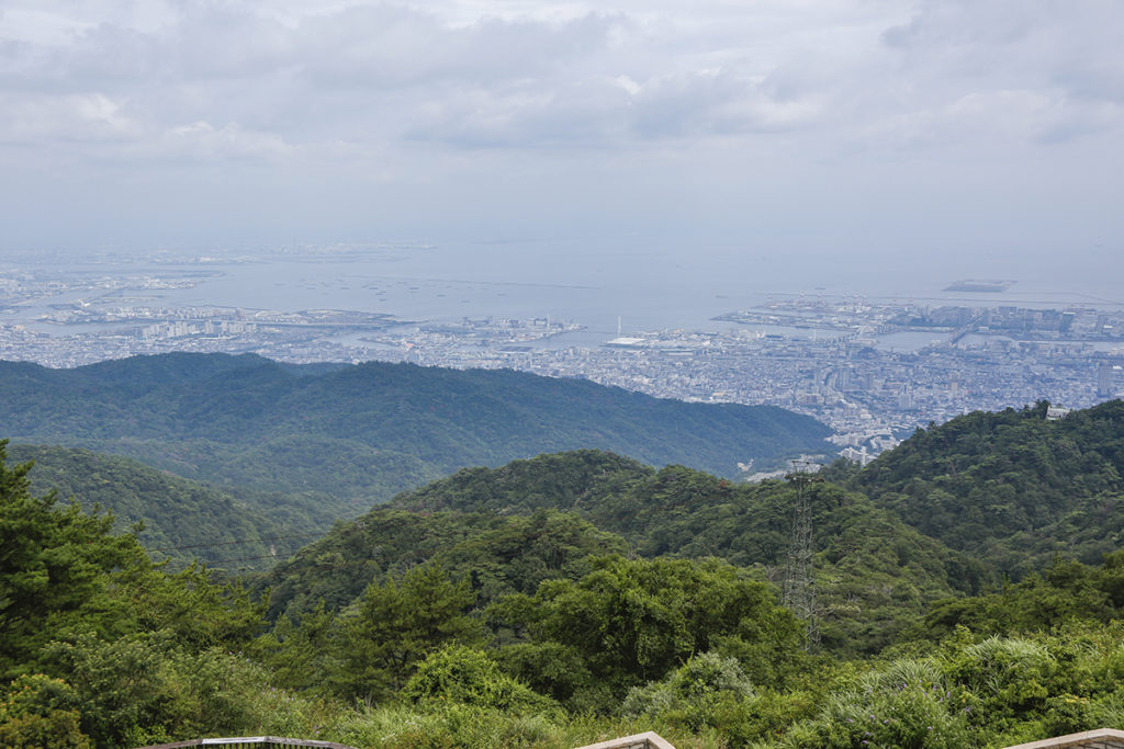 六甲の山々の向こうに街の景色が広がります