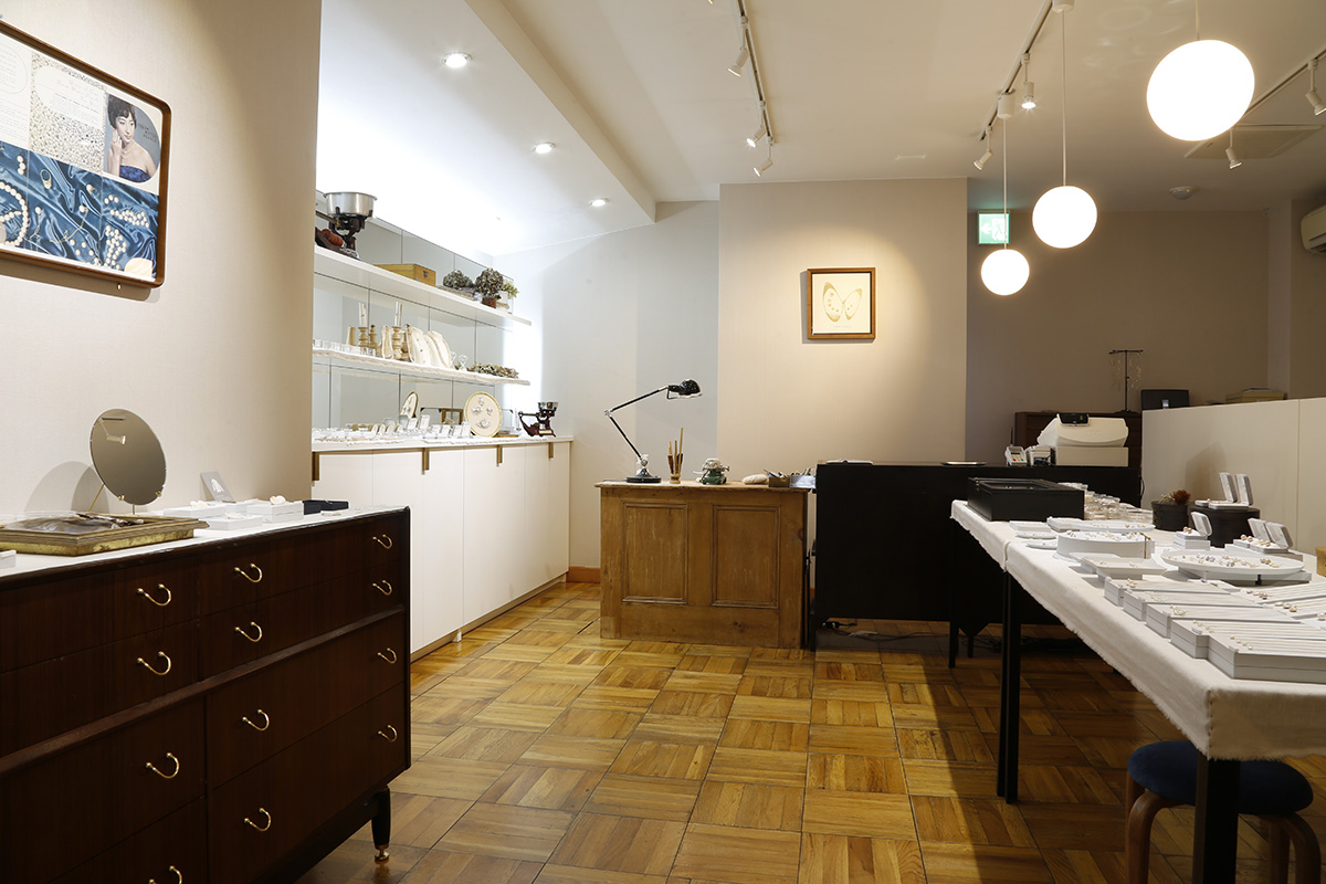 びわ湖真珠の美しさを引き立てるように設えられた洗練された店舗空間です