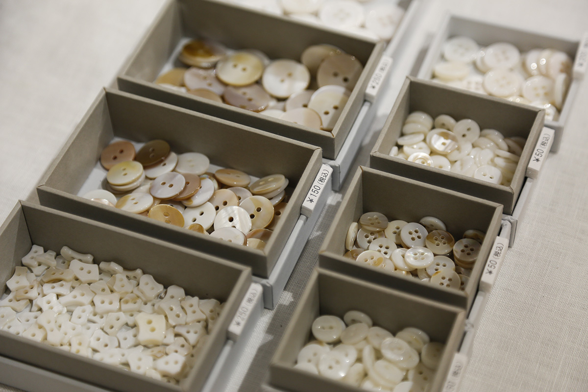 真珠を生み出し役目を終えた池蝶貝を再利用した貝ボタンの販売も