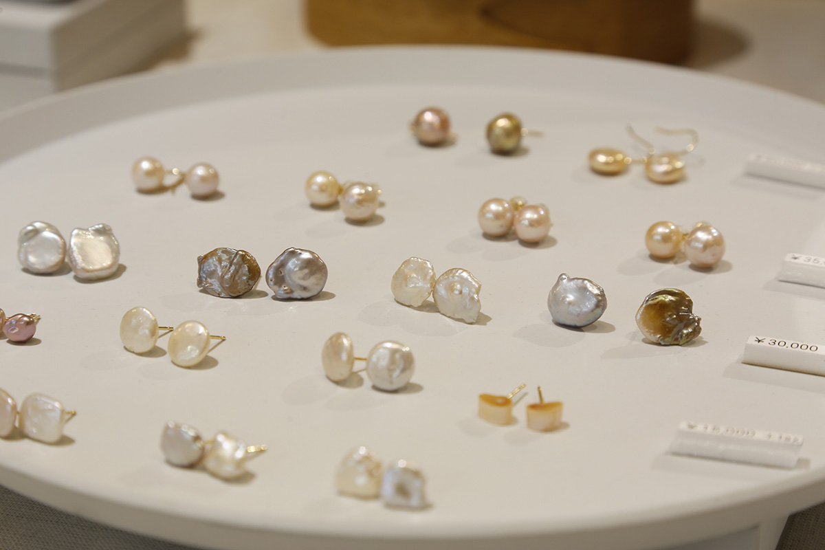 表情豊かなびわ湖パールのアクセサリーは、さりげない個性を放ちます