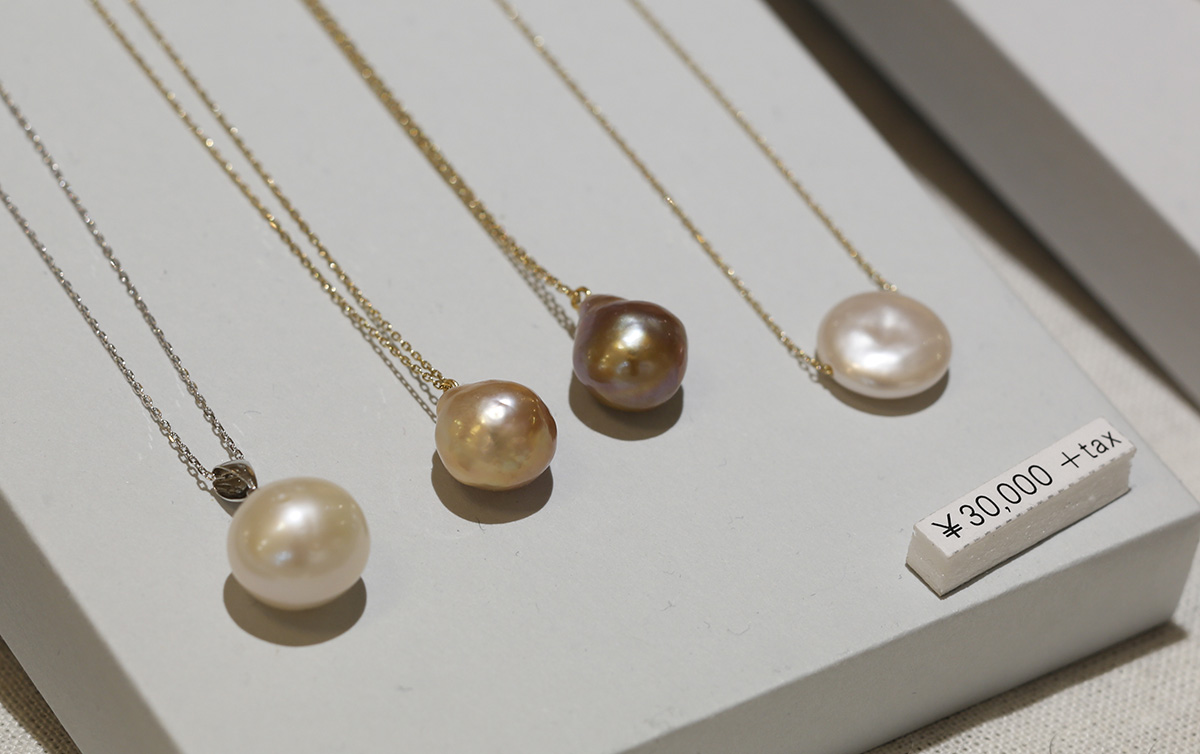 個性的なパールを主役にした一粒ネックレス。色や形の違いで印象はがらりと変わります