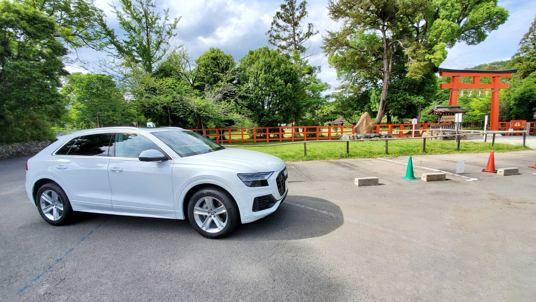 上賀茂神社一の鳥居前でAudi Q8