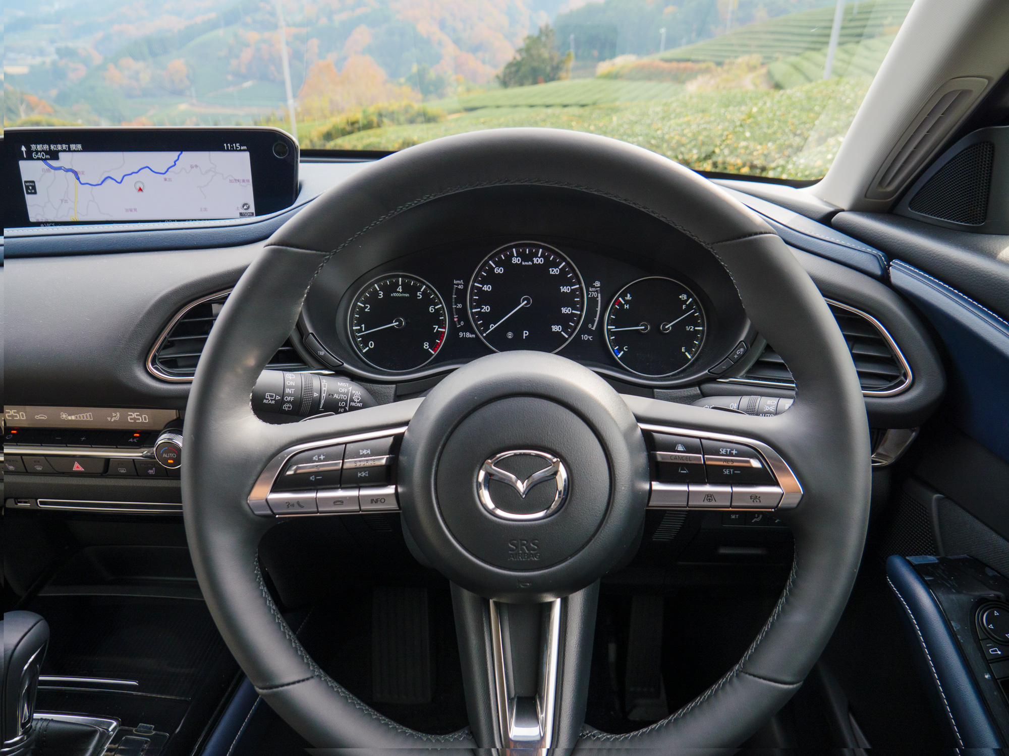 MAZDA CX-30左右対象のコックピット