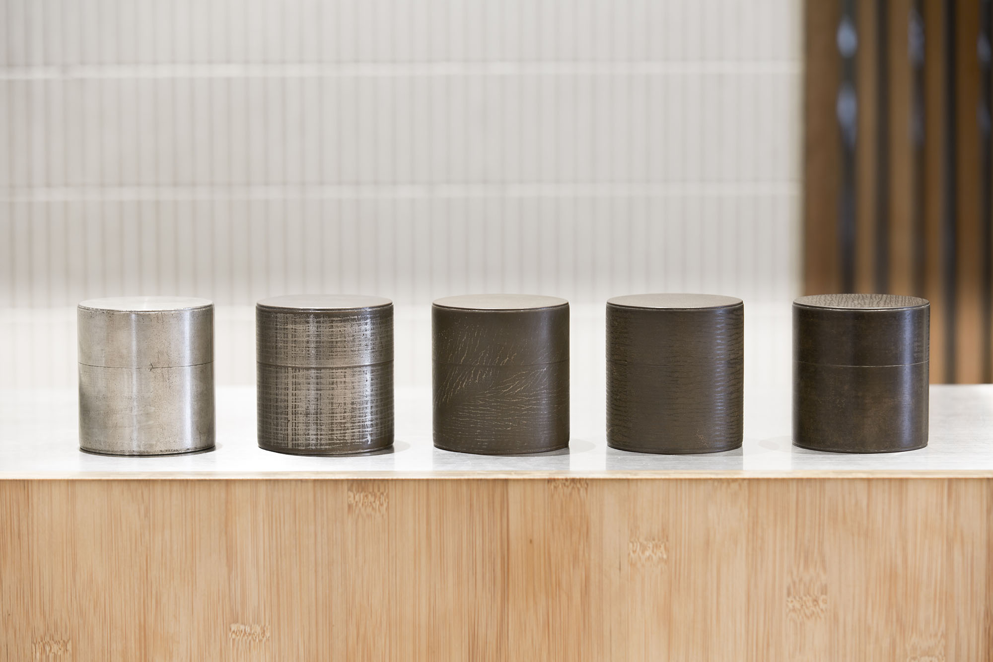 いちばん左の茶筒が2年ほど経過したもの。いちばん右の茶筒がおよそ30年以上使い込んだもの。