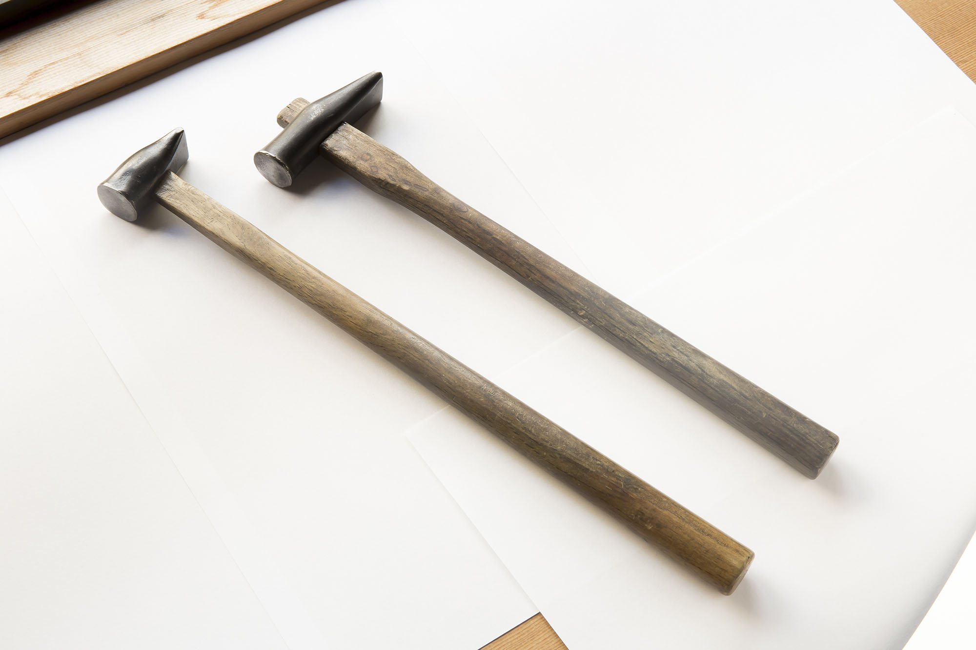 右は隆裕が使っている現役の金槌。左は彼の祖父が50年使い込んだという金槌