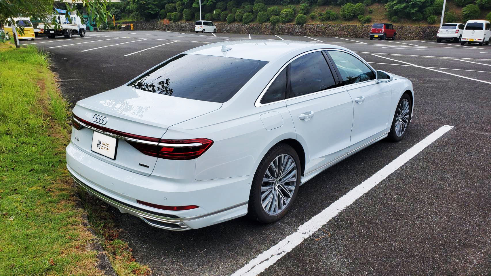 Audi A8 背面